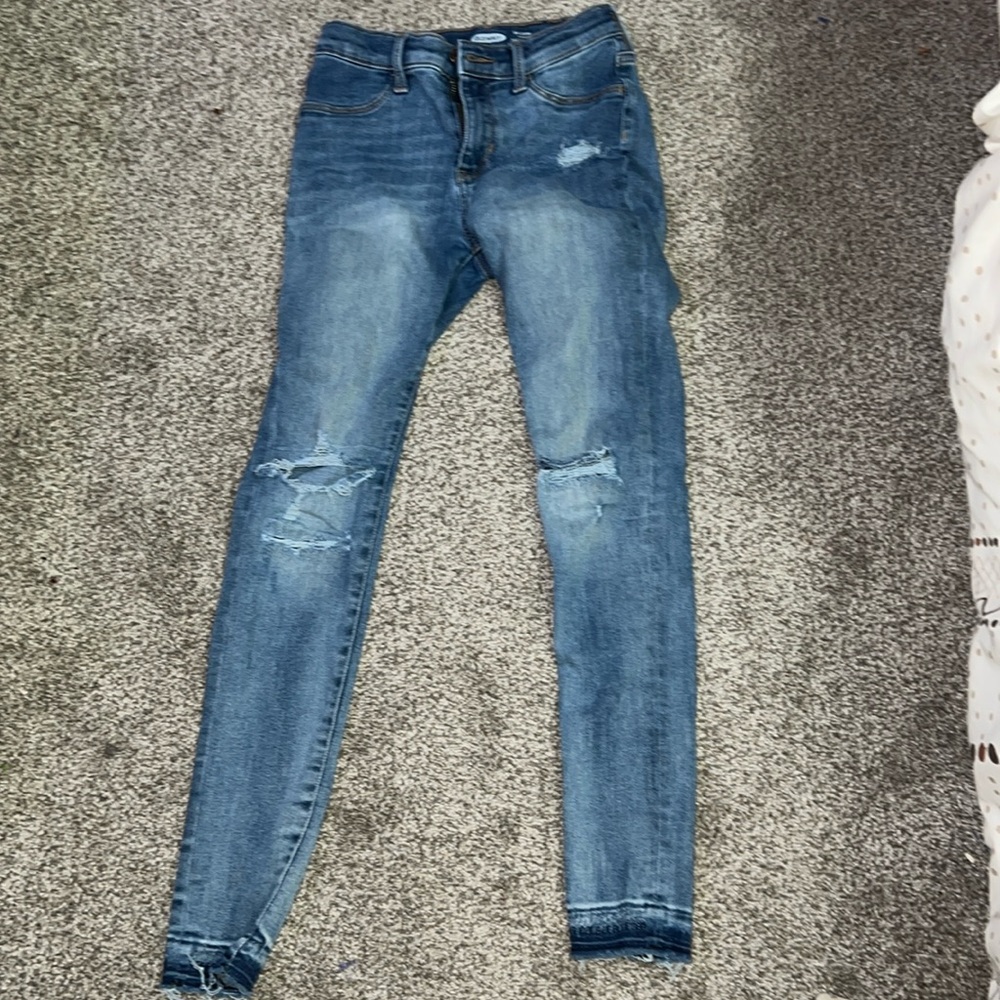 Old navy jeans don’t fit anymore good condition besides one rip shown in pic